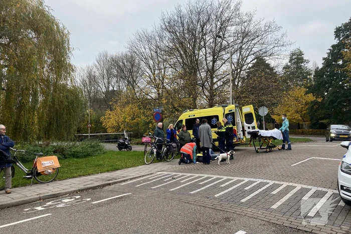 Fietser aangereden, automobilist rijdt door