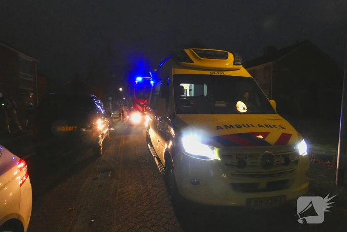 Brandweer blust brand in keuken van woning