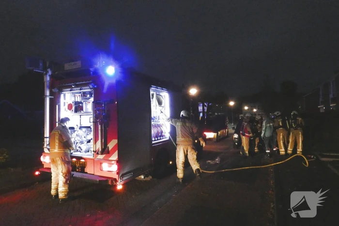 Brandweer blust brand in keuken van woning