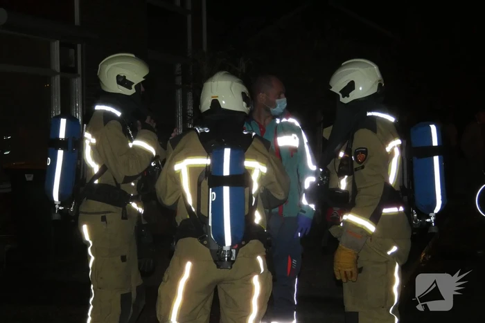 Brandweer blust brand in keuken van woning