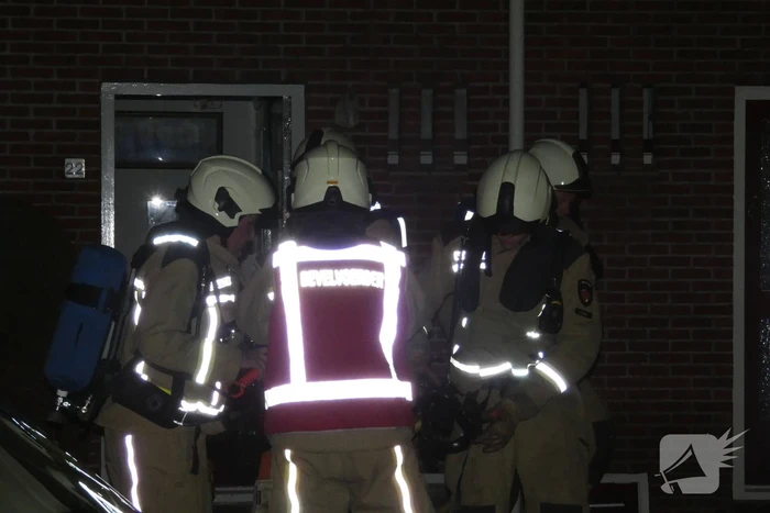 Brandweer blust brand in keuken van woning
