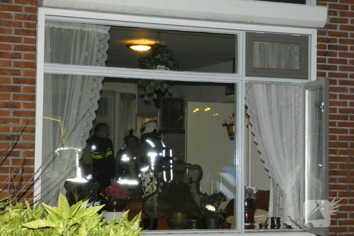 Brandweer blust brand in keuken van woning