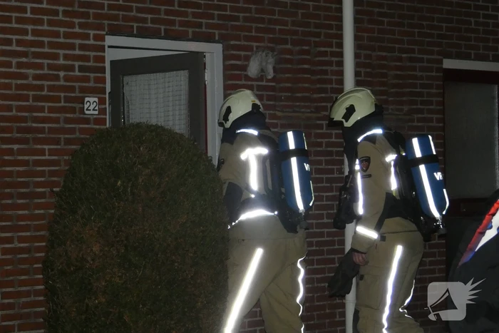 Brandweer blust brand in keuken van woning