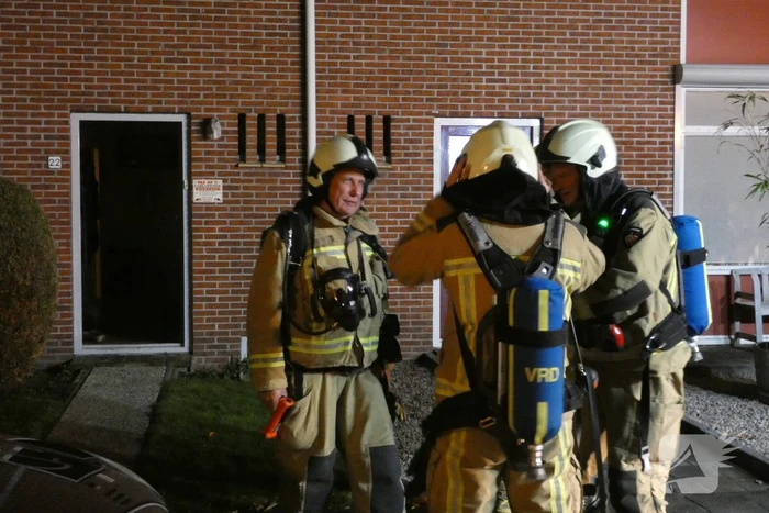 Brandweer blust brand in keuken van woning