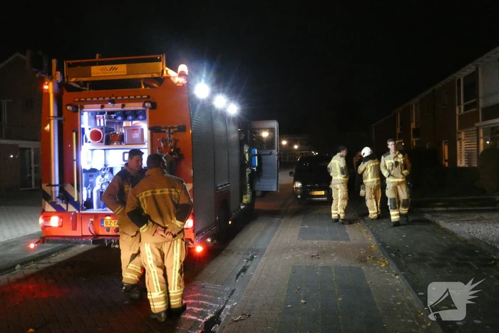 Brandweer blust brand in keuken van woning
