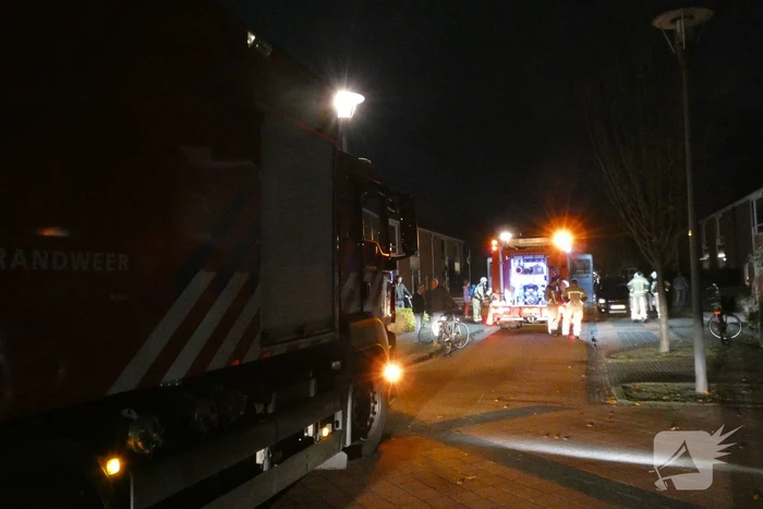 Brandweer blust brand in keuken van woning