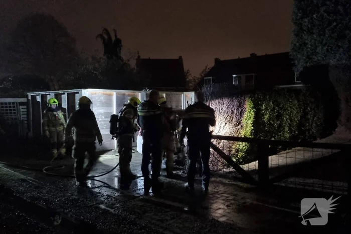 Veel schade aan auto en coniferenhaag na brand