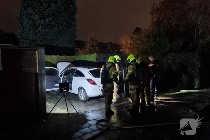 Veel schade aan auto en coniferenhaag na brand