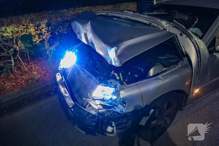 Flinke schade aan personenauto's door kop-staartbotsing