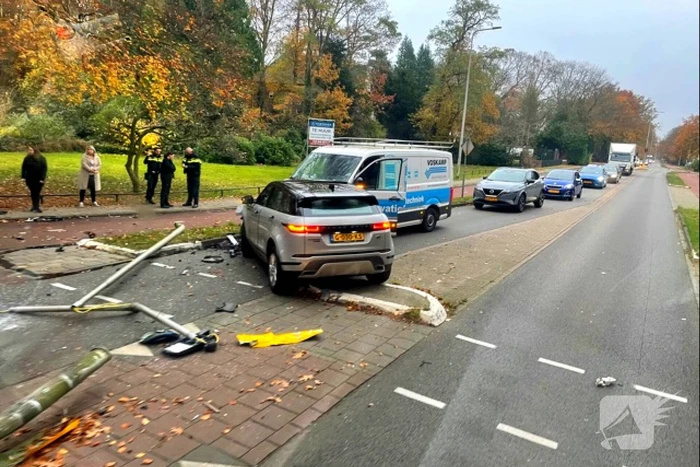 Auto vliegt over vluchtheuvel en botst op bestelbus