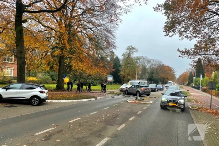 Auto vliegt over vluchtheuvel en botst op bestelbus