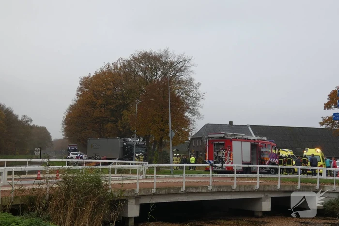 Auto belandt op de kop bij botsing
