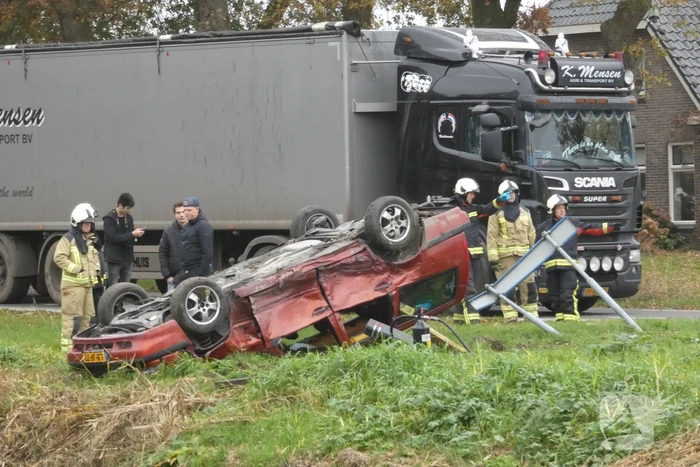 Auto belandt op de kop bij botsing