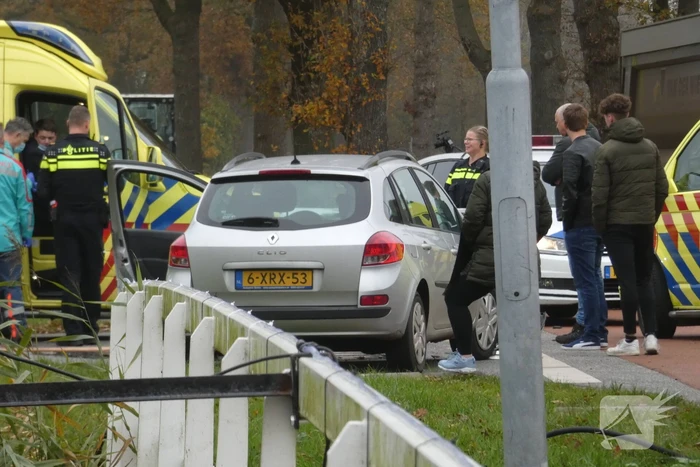 Auto belandt op de kop bij botsing