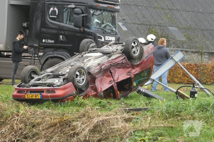 Auto belandt op de kop bij botsing