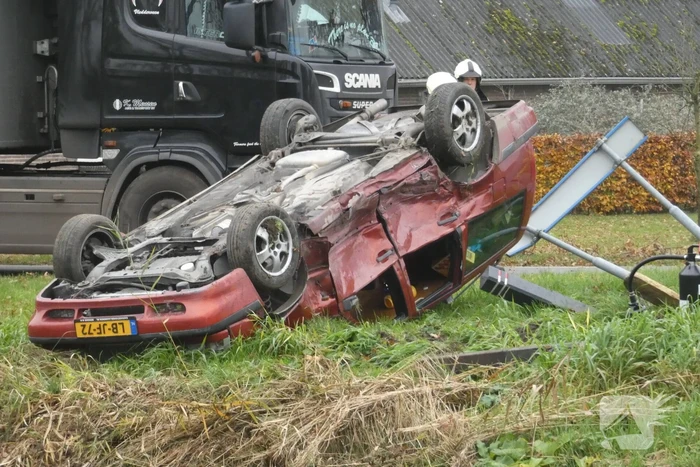 Auto belandt op de kop bij botsing