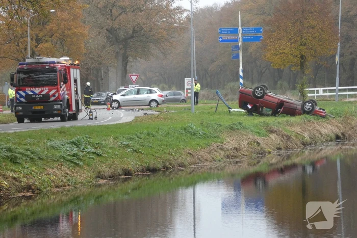 Auto belandt op de kop bij botsing
