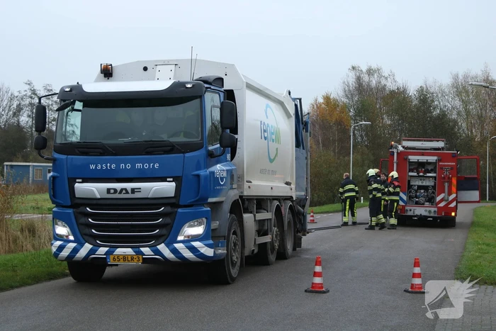 Inhoud vuilniswagen vliegt in brand