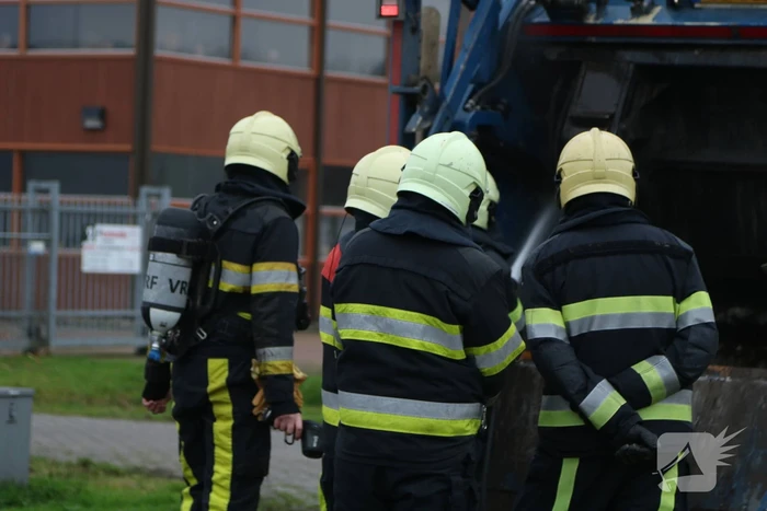 Inhoud vuilniswagen vliegt in brand