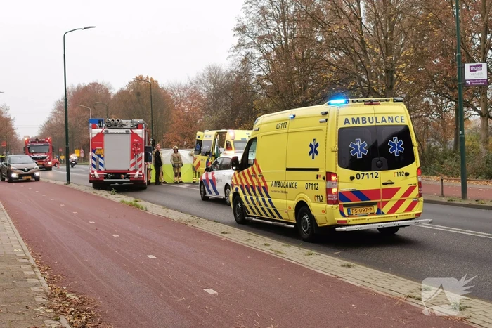 Bestuurder botst met auto op weg afrastering