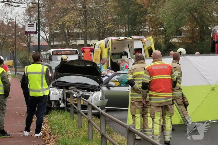 Bestuurder botst met auto op weg afrastering