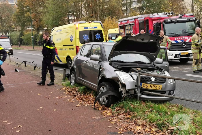 Bestuurder botst met auto op weg afrastering