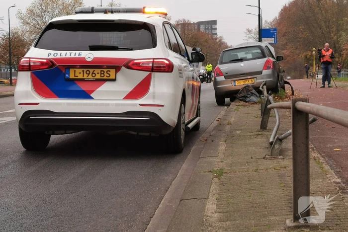 Bestuurder botst met auto op weg afrastering