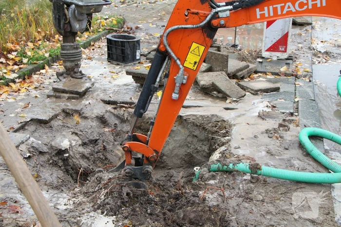 Stoep en straat blank na gesprongen waterleiding