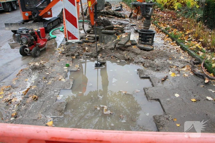 Stoep en straat blank na gesprongen waterleiding