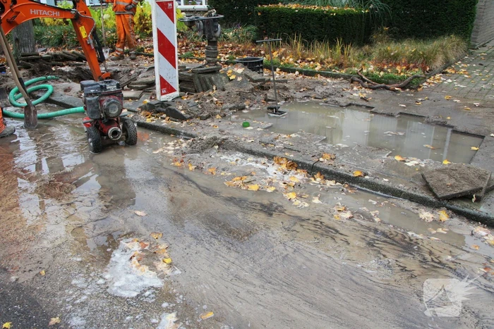 Stoep en straat blank na gesprongen waterleiding