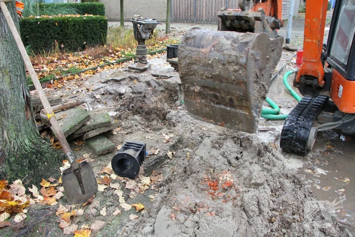 Stoep en straat blank na gesprongen waterleiding