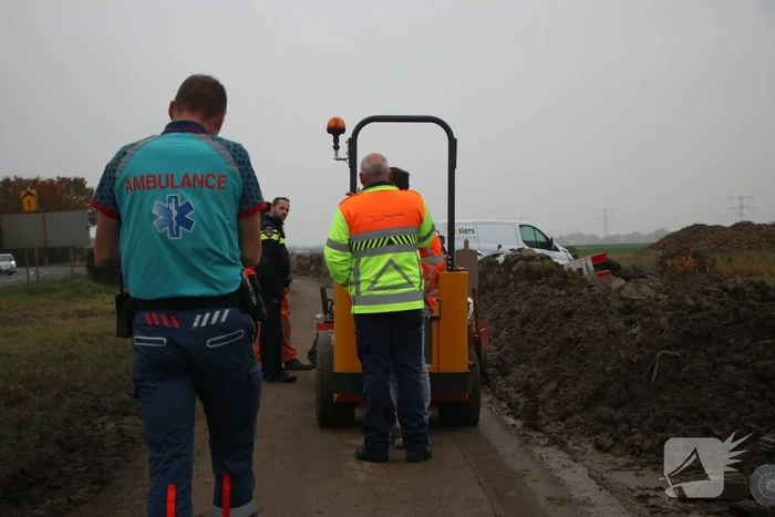 Brommerrijdster gaat onderuit op weg met modder bedekt