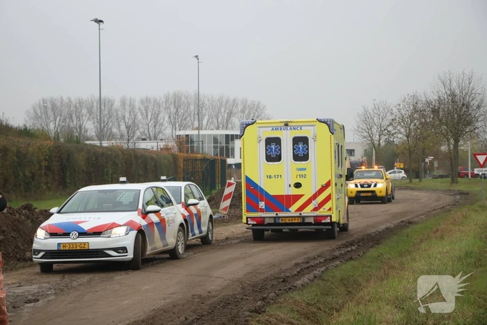 Brommerrijdster gaat onderuit op weg met modder bedekt