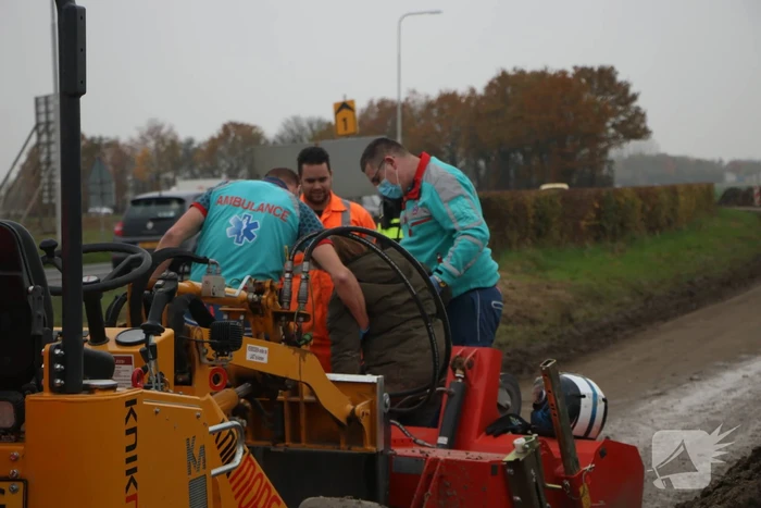 Brommerrijdster gaat onderuit op weg met modder bedekt