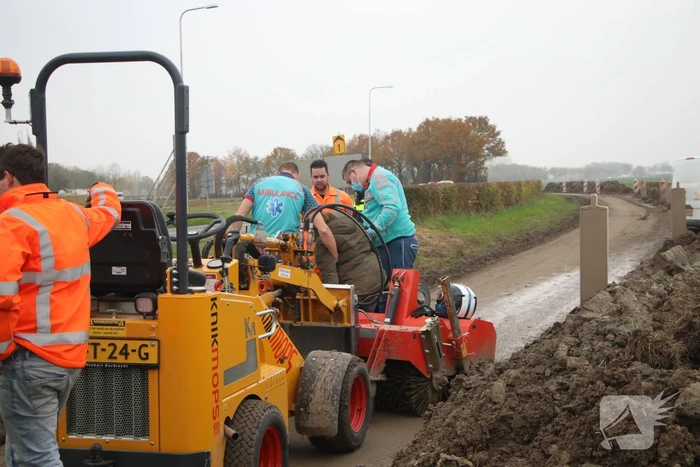Brommerrijdster gaat onderuit op weg met modder bedekt