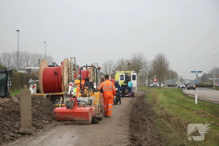 Brommerrijdster gaat onderuit op weg met modder bedekt