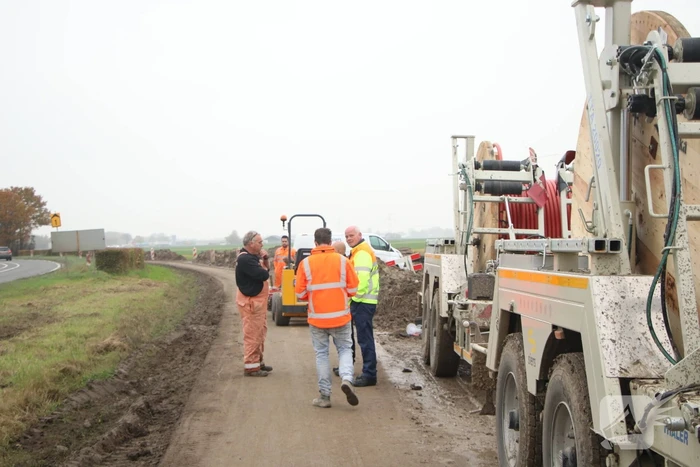 Brommerrijdster gaat onderuit op weg met modder bedekt