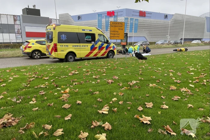 Motorrijder gaat onderuit en raakt gewond