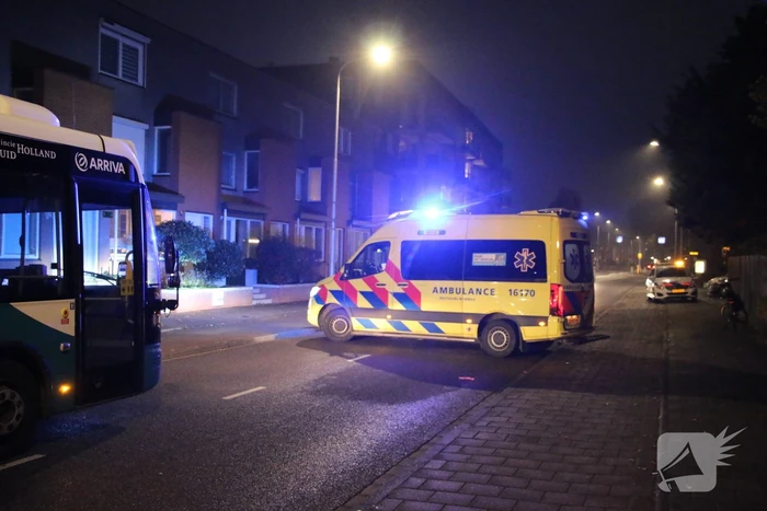Fietser zwaargewond na val over stoep