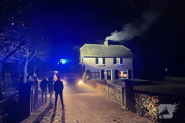 Veel rookontwikkeling door brand in schoorsteen van woning