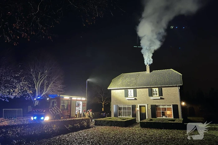 Veel rookontwikkeling door brand in schoorsteen van woning