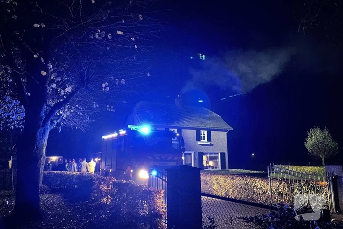 Veel rookontwikkeling door brand in schoorsteen van woning