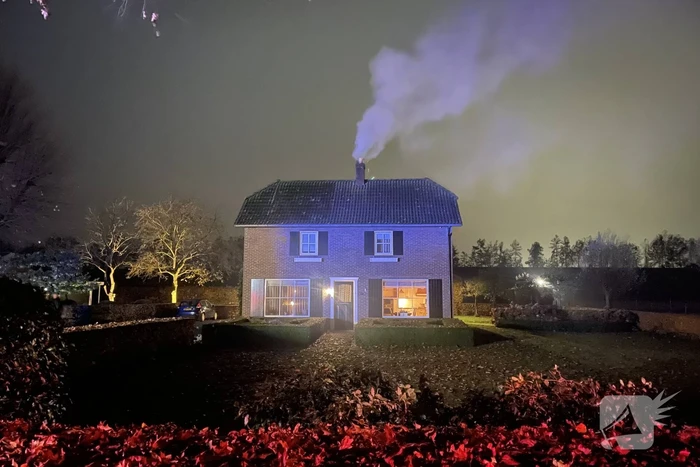Veel rookontwikkeling door brand in schoorsteen van woning