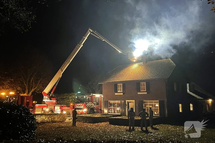 Veel rookontwikkeling door brand in schoorsteen van woning
