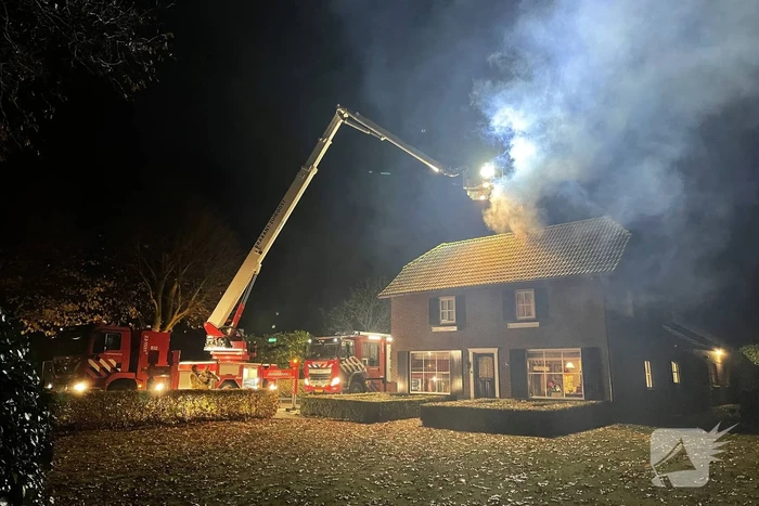 Veel rookontwikkeling door brand in schoorsteen van woning
