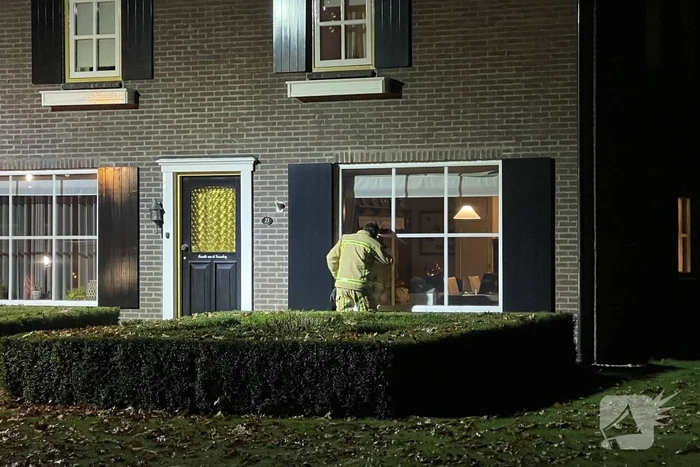 Veel rookontwikkeling door brand in schoorsteen van woning