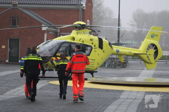 Voetganger bekneld onder vrachtwagen
