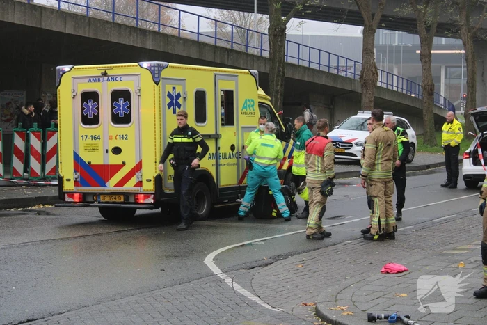 Voetganger bekneld onder vrachtwagen