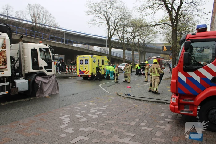 Voetganger bekneld onder vrachtwagen