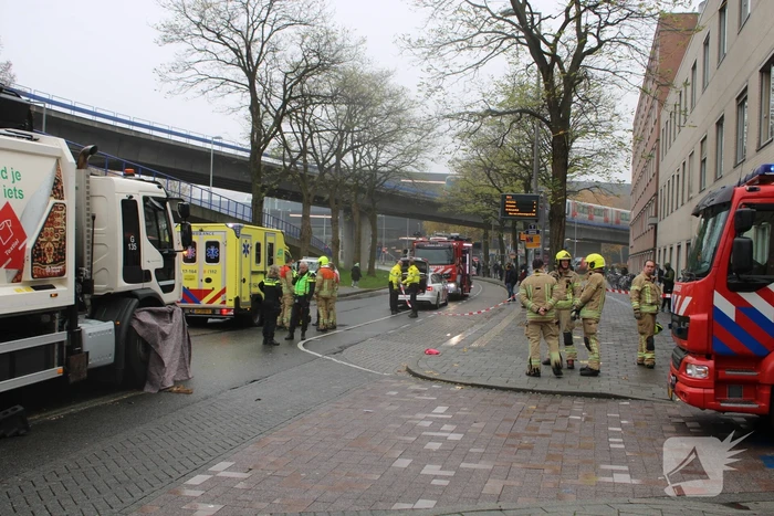 Voetganger bekneld onder vrachtwagen